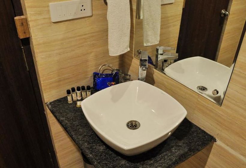 Hotel Oyo Premium Viraj Khand 6