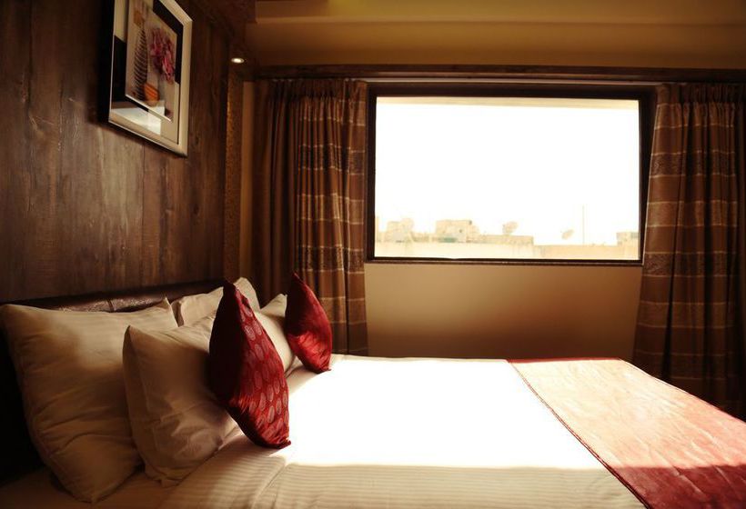 Hotel Oyo Premium Pimpri Finolex Chowk 16