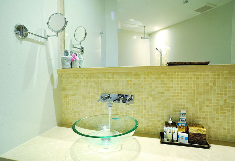 Hotel Beachfront Phuket 1