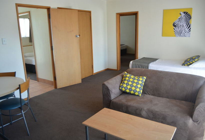 Retro Motel @ The Ambassador 11