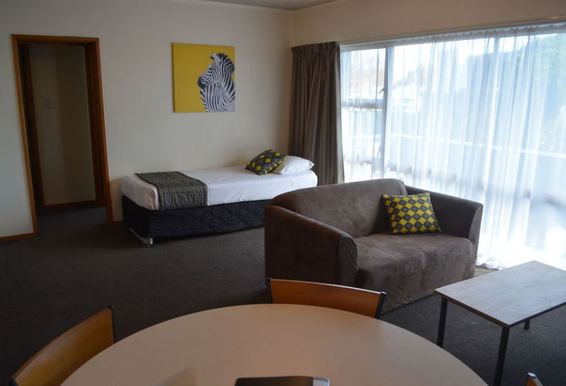 Retro Motel @ The Ambassador 12