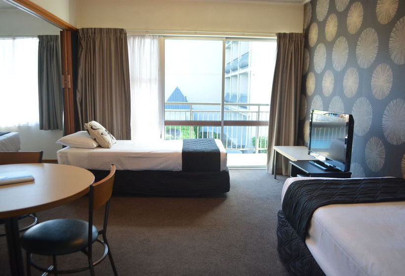 Retro Motel @ The Ambassador 13