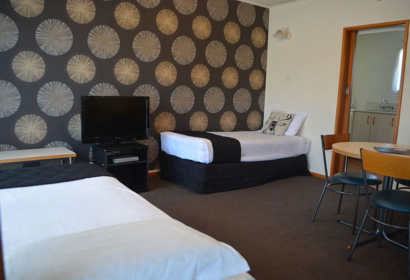 Retro Motel @ The Ambassador 14