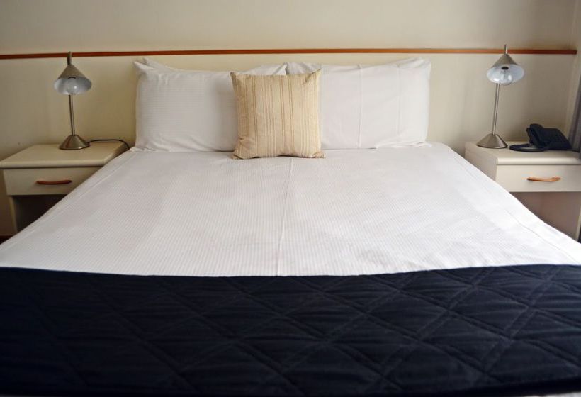 Retro Motel @ The Ambassador 15