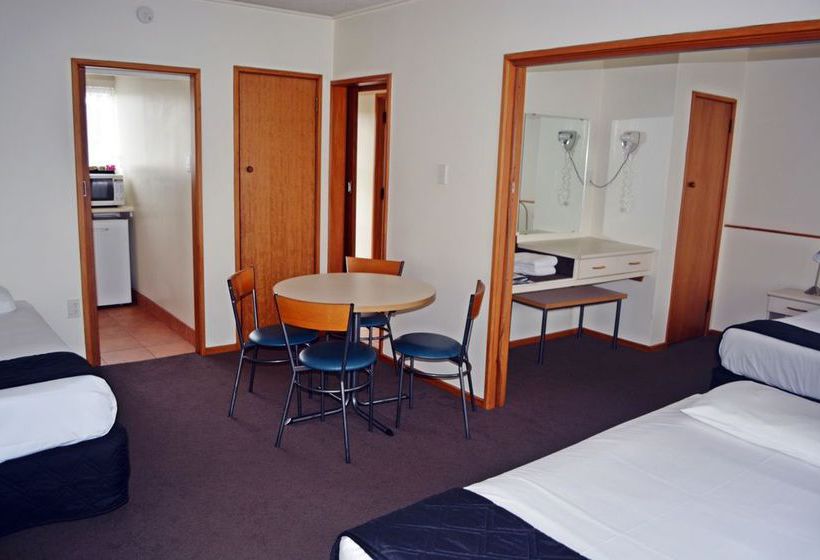 Retro Motel @ The Ambassador 16