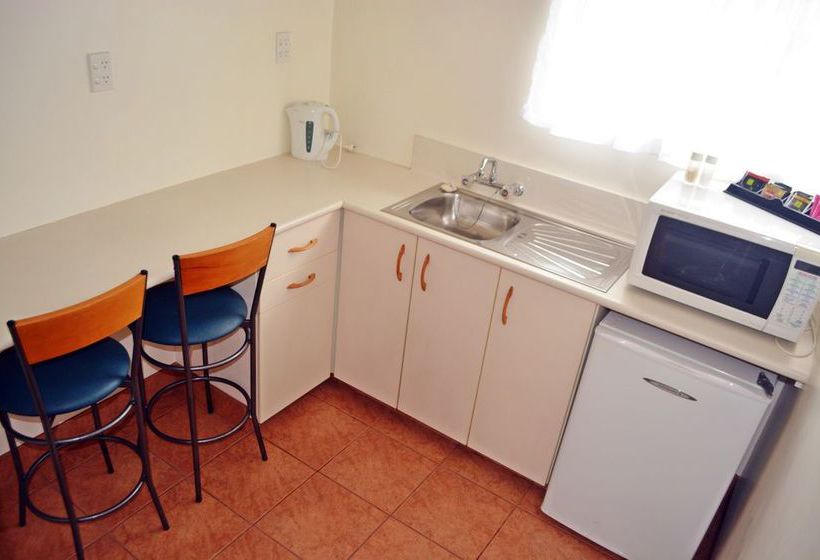 Retro Motel @ The Ambassador 17