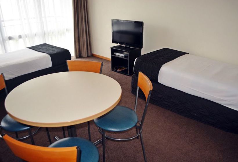 Retro Motel @ The Ambassador 18