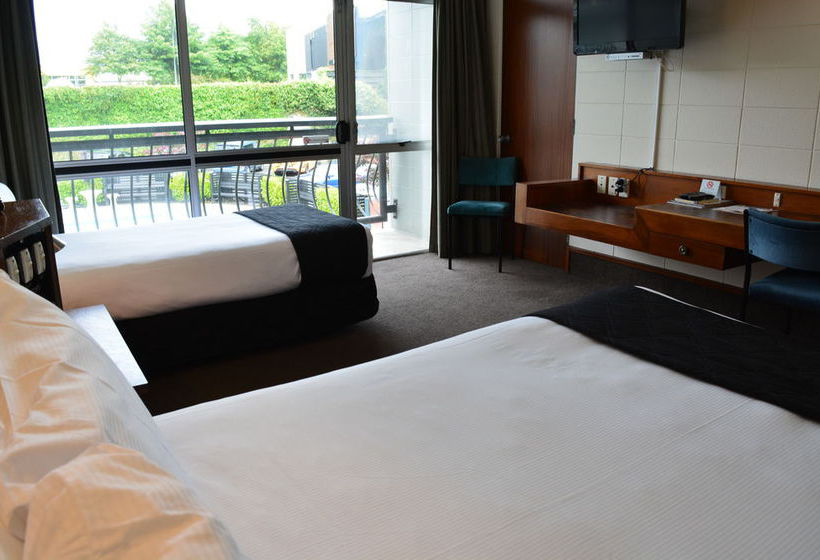 Retro Motel @ The Ambassador 2