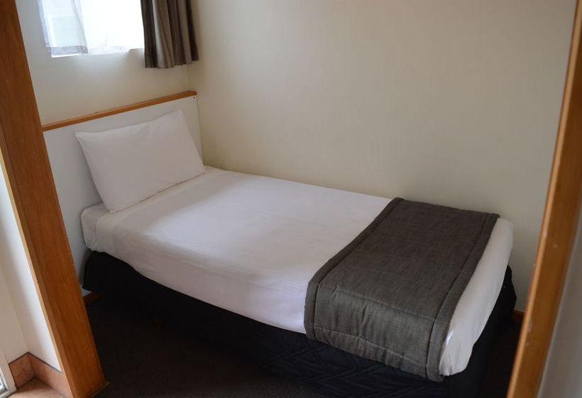 Retro Motel @ The Ambassador 3