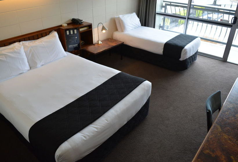 Retro Motel @ The Ambassador 6