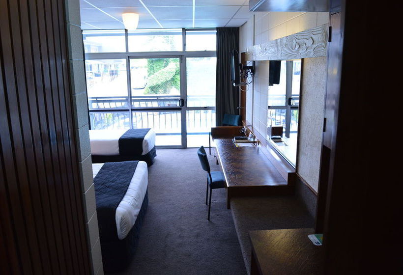 Retro Motel @ The Ambassador 7