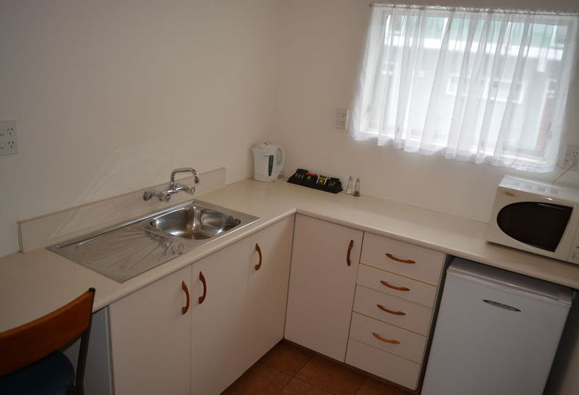 Retro Motel @ The Ambassador 8