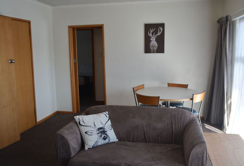 Retro Motel @ The Ambassador 9