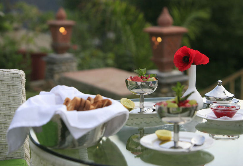 Hotel Raga On The Ganges 11