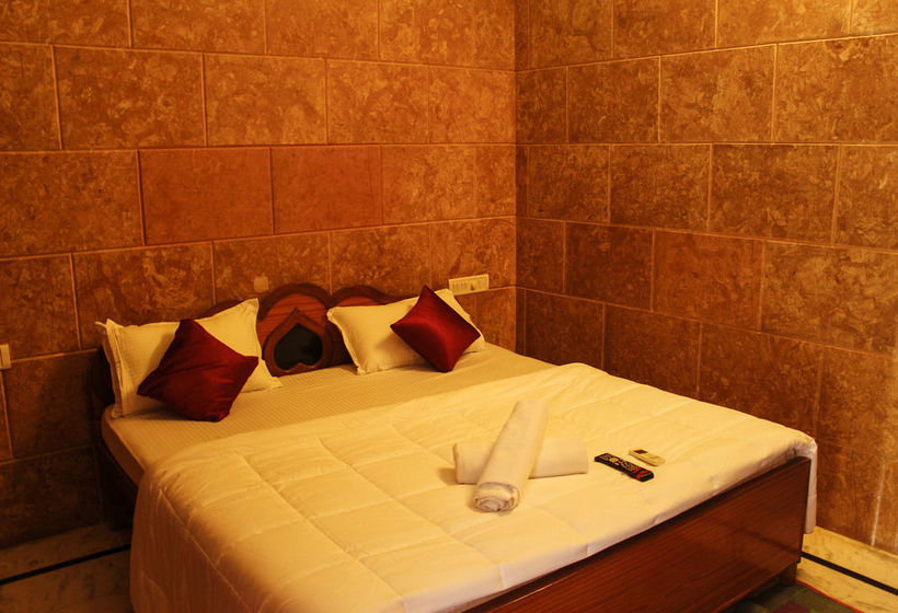 Hotel Dylan Cafe & Guest House 9