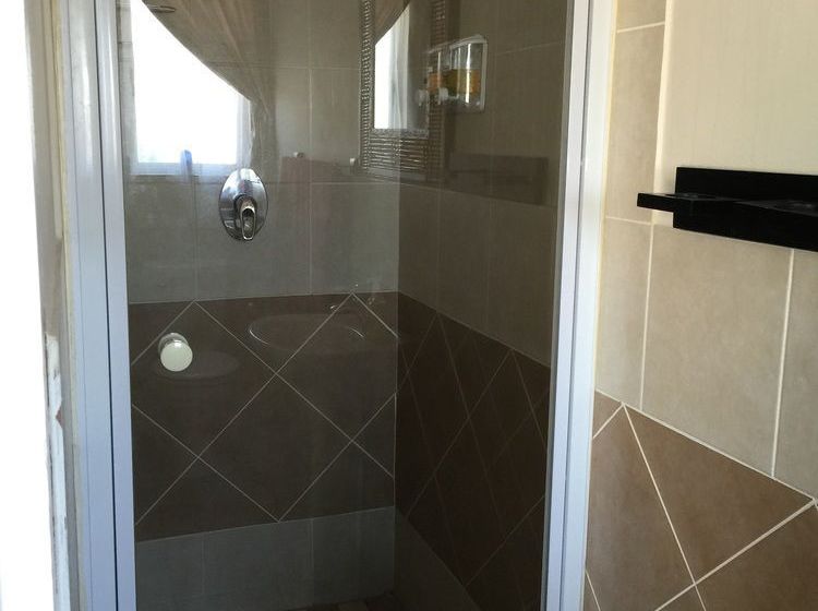 Hotel Leika Airport Lodge 7