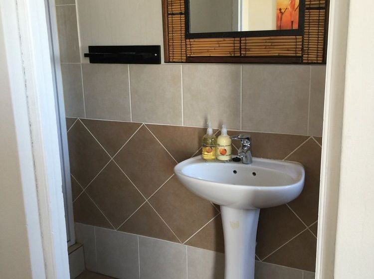 Hotel Leika Airport Lodge 8