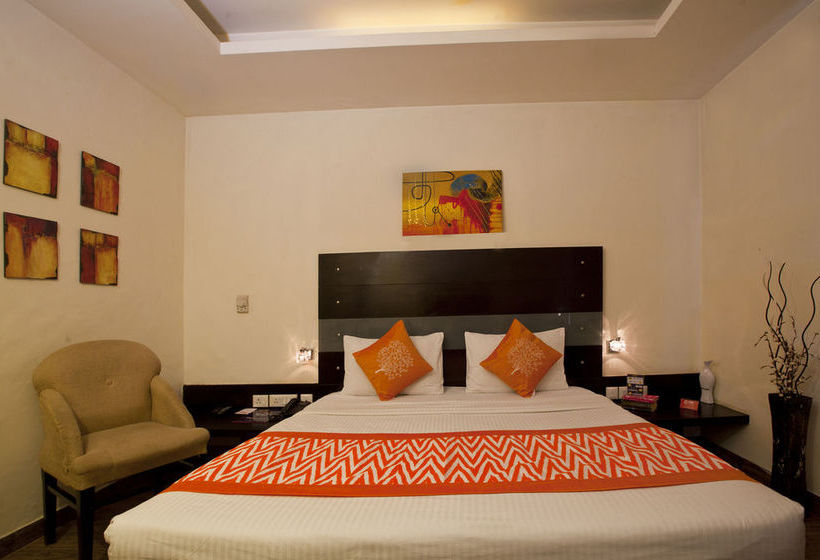 Hotel Oyo Premium Dlf City Club 16