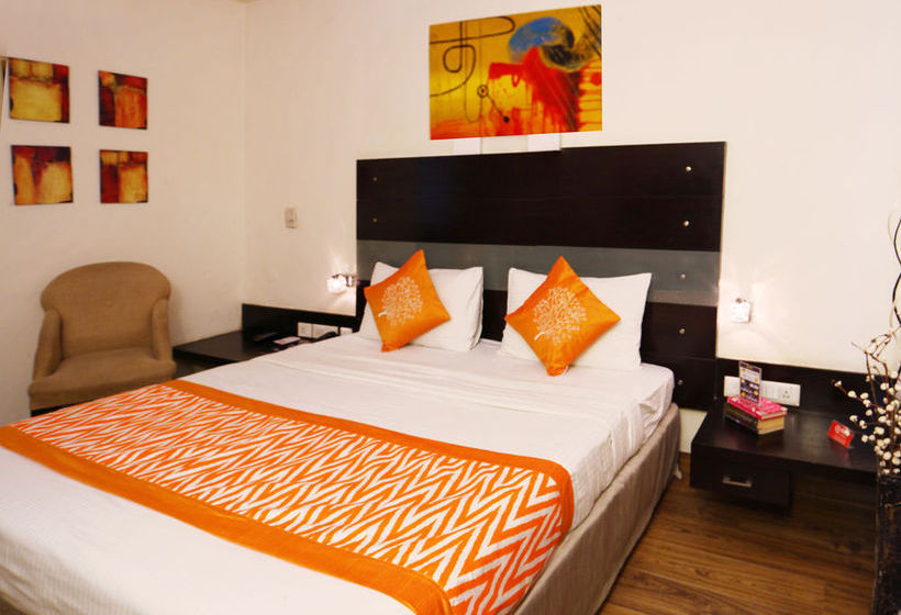 Hotel Oyo Premium Dlf City Club 17