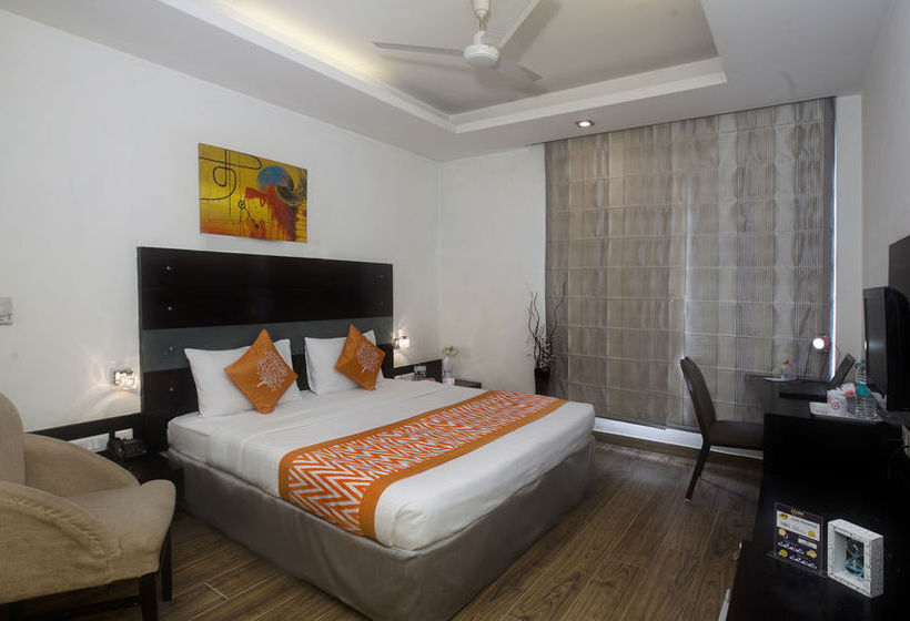 Hotel Oyo Premium Dlf City Club 18