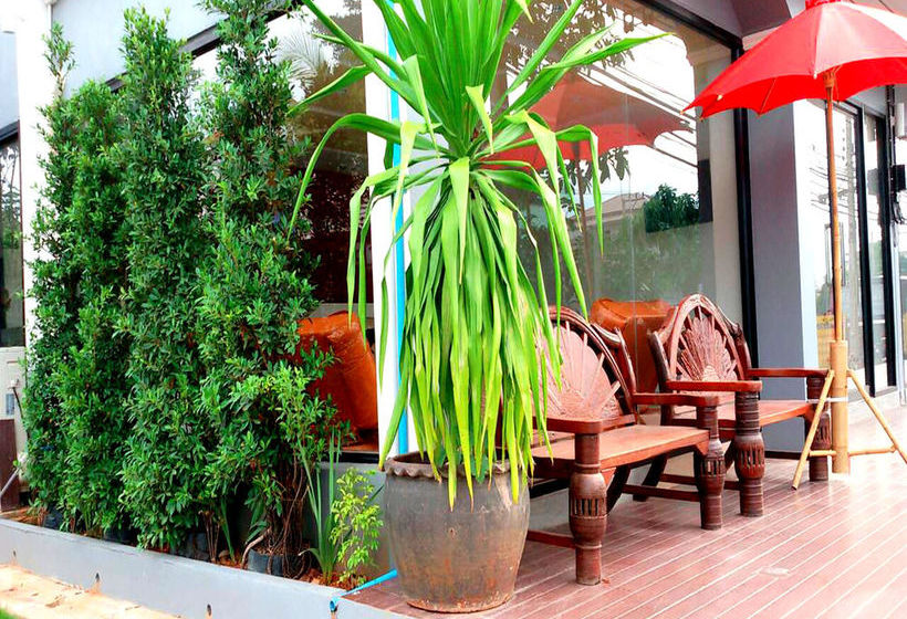 Hotel The Living At Surat 10