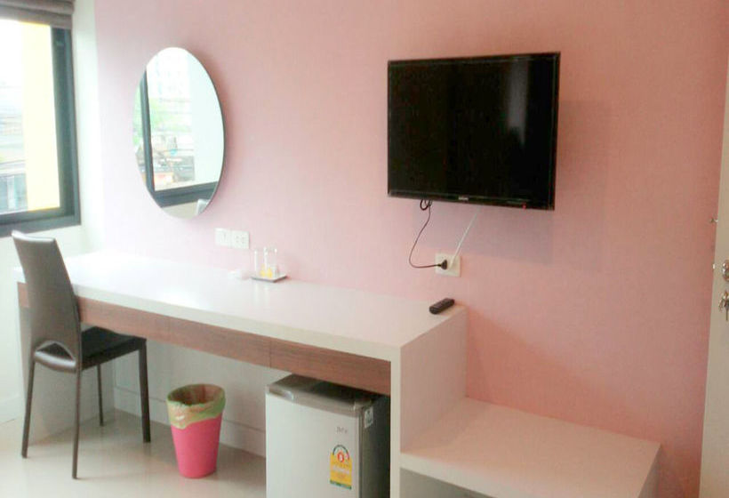 Hotel The Living At Surat 11