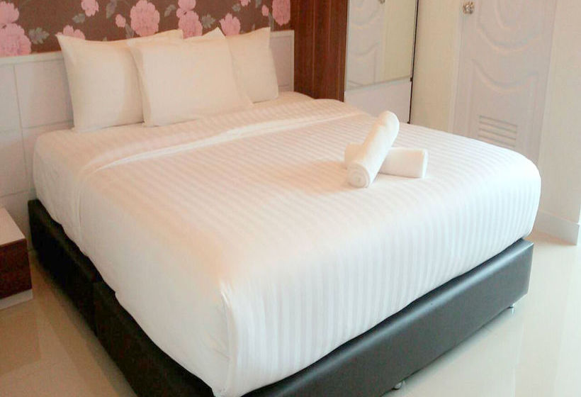 Hotel The Living At Surat 3