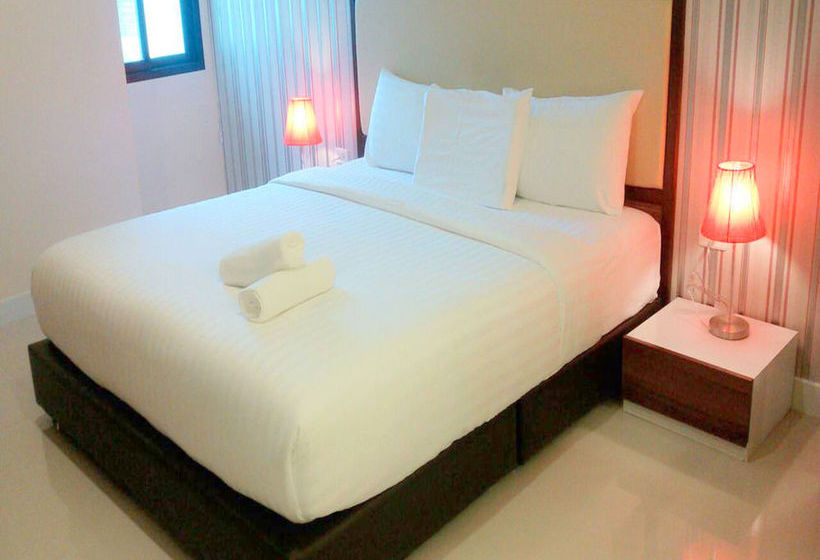Hotel The Living At Surat 4