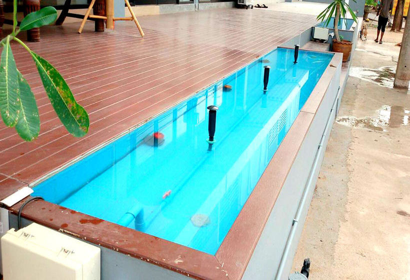 Hotel The Living At Surat 6