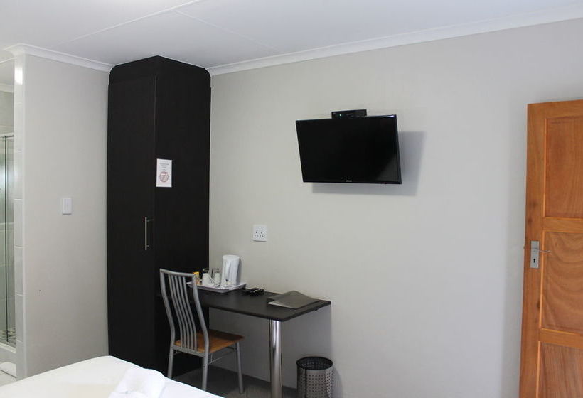 Pension Fin & Feather Guest House 14