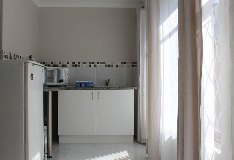 Pension Fin & Feather Guest House 9