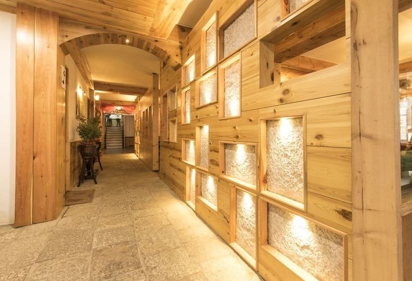 Hotel The Whispering Inn 1