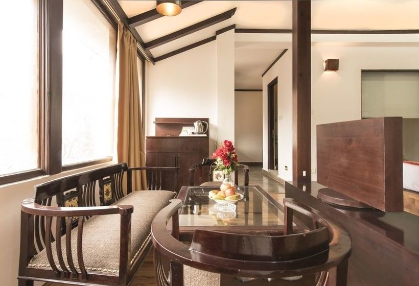 Hotel The Whispering Inn 11