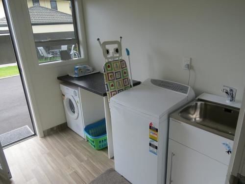 Ellena Court Motel 7