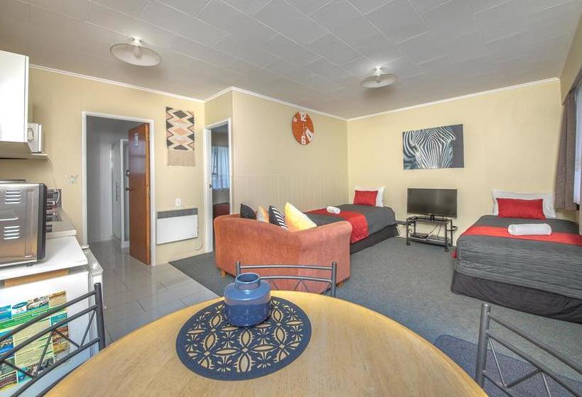 Fiesta Court Motel 12