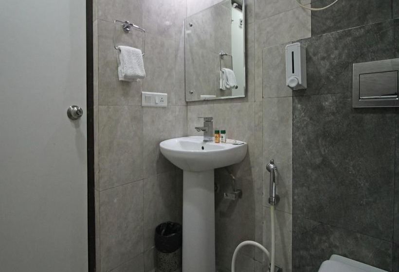 Hotel Zo Rooms Noida Sector 62 17