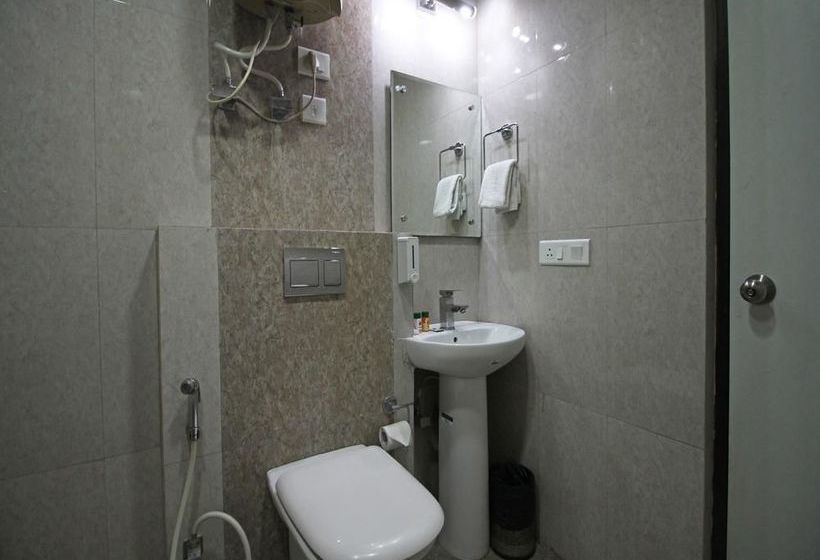 Hotel Zo Rooms Noida Sector 62 18