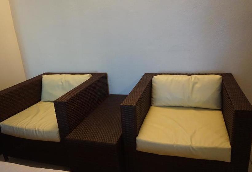 Hotel Bangkok Travel Suites 18