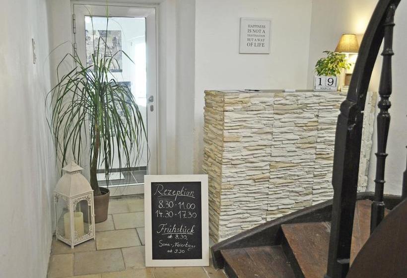 Art Hotel & Hostel 12