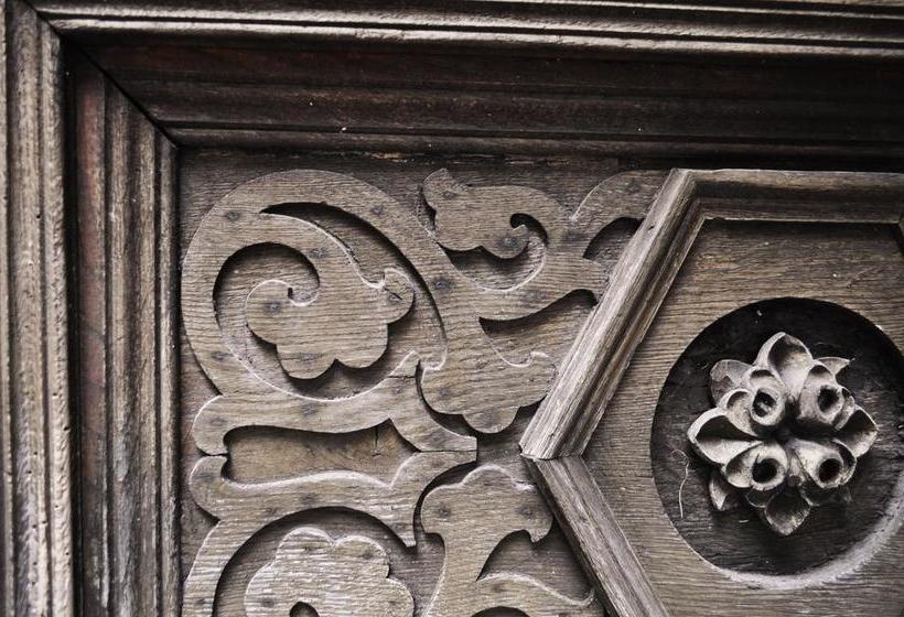 Art Hotel & Hostel 16