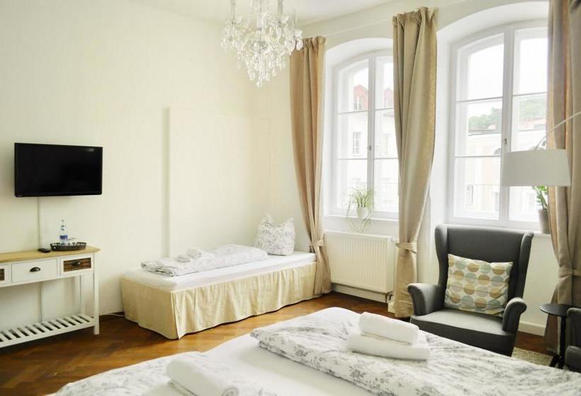 Art Hotel & Hostel 8