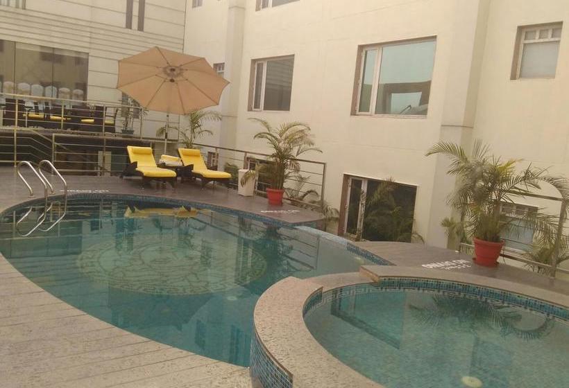 Hotel Sarovar Portico 13