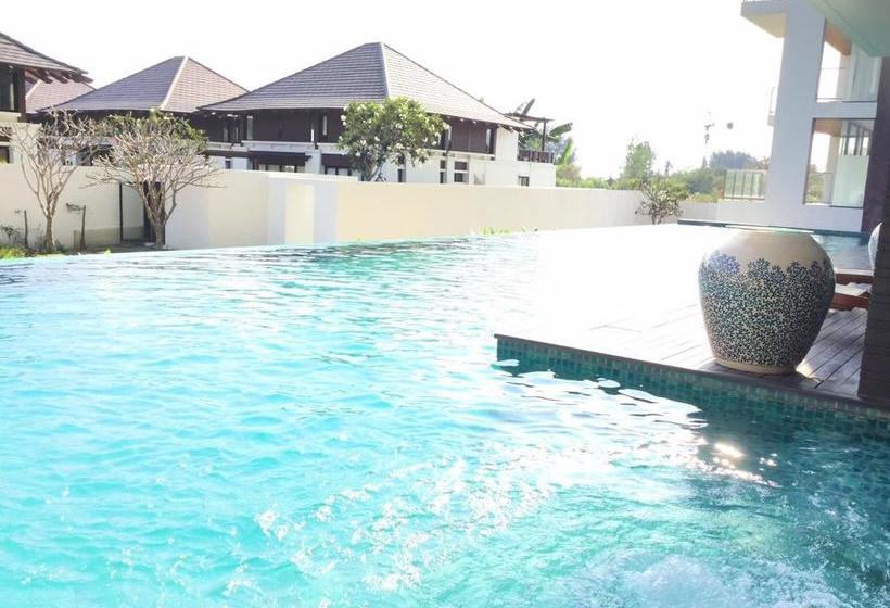 The Oriental Beach Resort 12