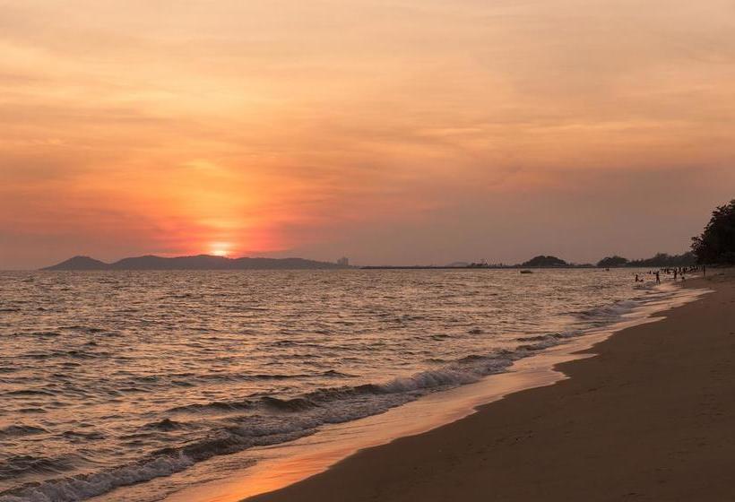 The Oriental Beach Resort 7