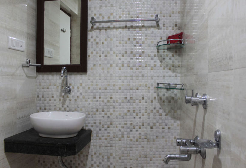 Hotel Oyo Rooms Old Station Road 4