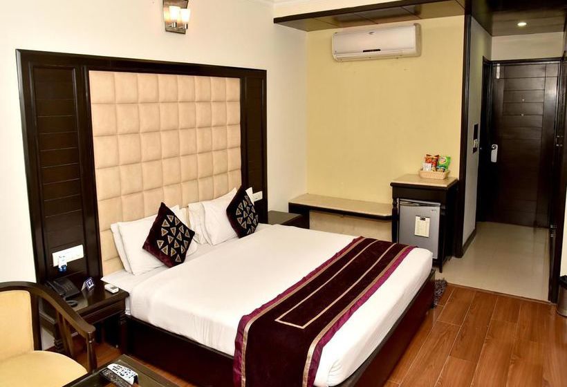 Hotel Oyo Premium Sector 43 B 10
