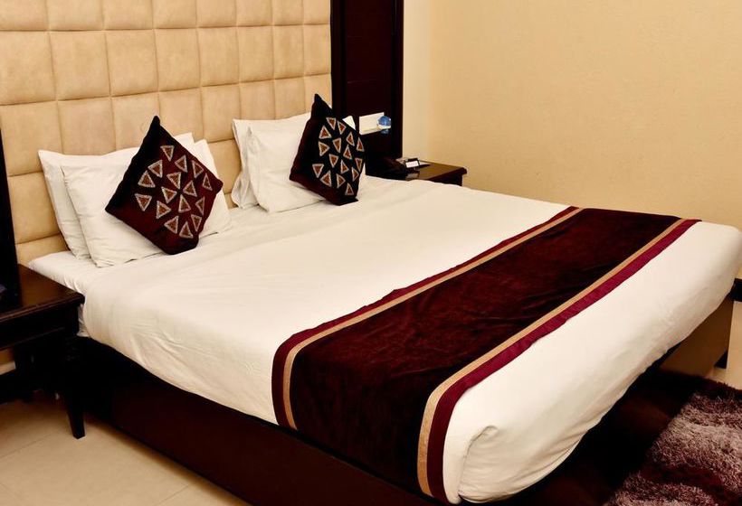 Hotel Oyo Premium Sector 43 B 11