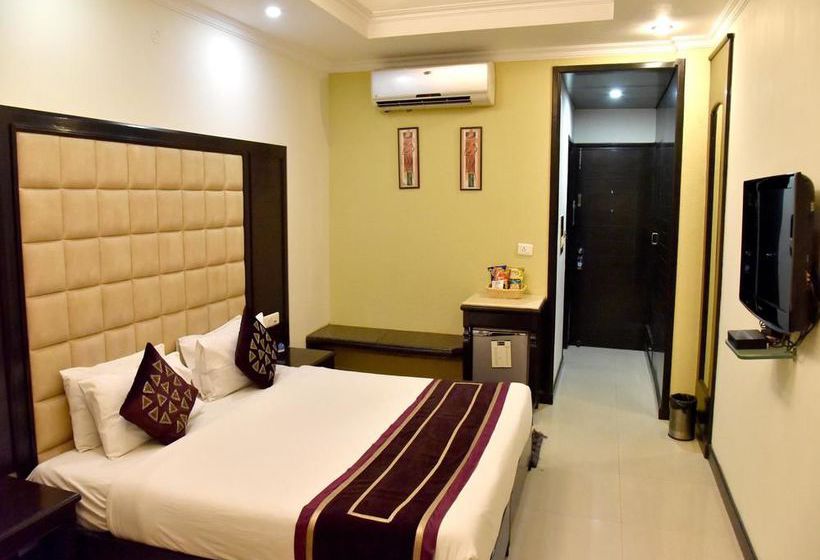 Hotel Oyo Premium Sector 43 B 13