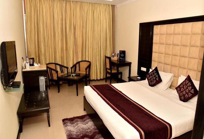 Hotel Oyo Premium Sector 43 B 14