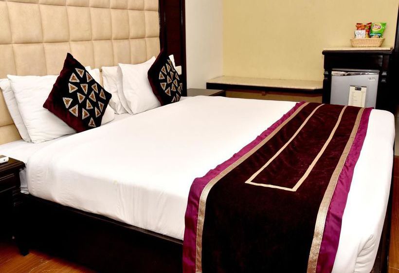 Hotel Oyo Premium Sector 43 B 16